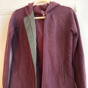 Mountain Hardware Zip Up Hoodie, Burgundy Size Medium